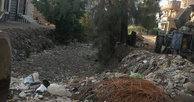 اضبط مخالفة.. القمامة تغطى مصرف شبرابابل بالمحلة