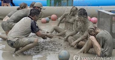 بيلعبوا فى الطين.. مهرجان الطمى يمنح سكان كوريا الجنوبية ملاذا من حر الصيف