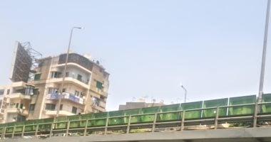 أعمدة الإنارة مضاءة الساعة الواحدة ظهرا أعلى كوبرى الدقى بالجيزة
