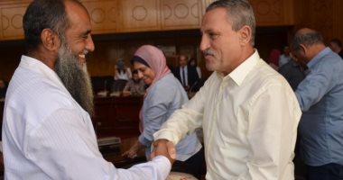 محافظ الإسماعيلية يسلم تأشيرات الحج وتذاكر السفر لأعضاء بعثة حجاج الجمعيات الأهلية