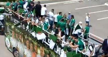 شاهد.. احتفال منتخب الجزائر بكأس أفريقيا فى حافلة مكشوفة وسط جماهيره