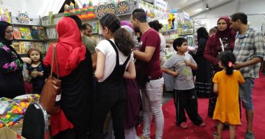 شاهد إقبال الجماهير على معرض رأس البر الثانى للكتاب .. صور