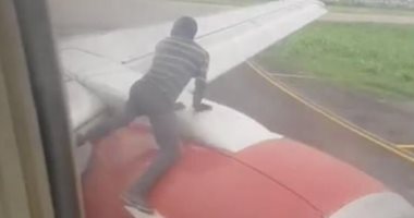 رجل يصعد على جناح طائرة فى نيجيريا ويفزع الركاب.. فيديو