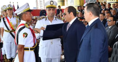 صور.. الرئيس السيسى يكرم أوائل كلية الشرطة دفعة 2019 بحفل تخرجهم
