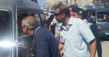 صور.. رئيس حى العجمى يقود حملة لإلزام السائقين بالتعريفة الجديدة
