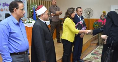 محافظ دمياط تُسلم تأشيرات الحج لحجاج بيت الله الحرام