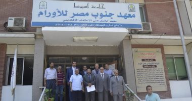 صور.. مساعد وزير الصحة يتفقد معهد الأورام ويتابع حملة الكشف عن سرطان الثدى بأسيوط