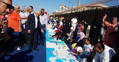 صور.. طلاب بورسعيد يرسمون معالمها السياحية والتاريخية على لوحة بطول 200 متر