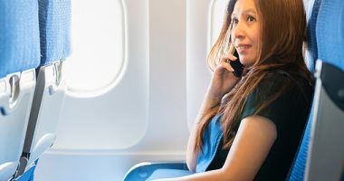 كيف تتداخل الهواتف المحمولة مع أنظمة الملاحة الجوية؟