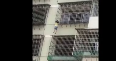 شاهد إنقاذ طفلة فى الصين عُلقت بالهواء 10 دقائق