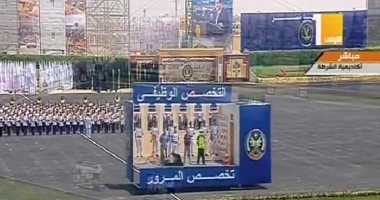 خريجو الشرطة يؤدون عروضا بالكلاب البوليسية للكشف عن المتفجرات