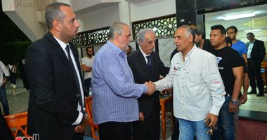 التفاف أهلاوى حول سمير عدلى فى عزاء شقيقته