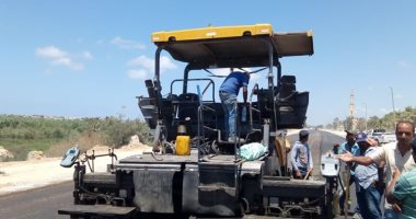 بالصور .. رفع كفاءة طرق مدينة برج العرب استعدادا للعيد القومى للإسكندرية