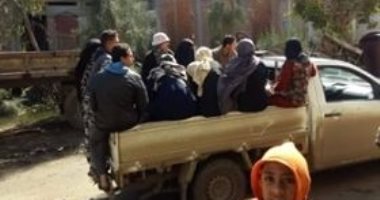 صور.. أهالى الروضة فى كفر الشيخ يشكون عدم وجود مواصلات سوى سيارات النقل
