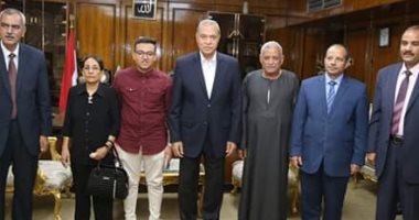 محافظ قنا يكرم أحد الطلاب المتفوقين بالثانوية العامة