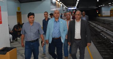 صور.. رئيس المترو يتفقد محطات الخط الثالث لمتابعة انتظام حركة القطارات