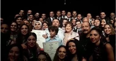 خالد جلال يكرم سميحة أيوب ومديحة حمدى عقب عرض مسرحية سينما مصر
