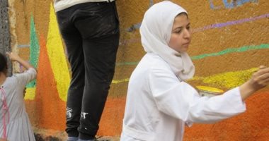 رسوم البهجة.. شباب العياط يشاركون فى حملة لتنظيف المدينة والرسم على الجدران