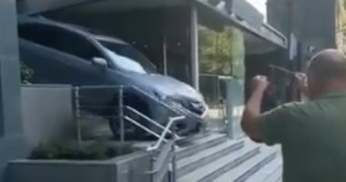 شوف جنان سواقة الستات.. القبض على سيدة قادت سيارتها على سلالم فندق.. فيديو