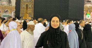 هبة مجدى تؤدى العمرة بعد عرض مسرحية "الملك لير" 