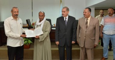 فيديو وصور .. محافظ أسيوط يسلم 12 عقد لتقنين الأراضى