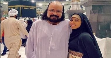 طلعت زكريا وابنته "إيمى" يؤديان مناسك العمرة