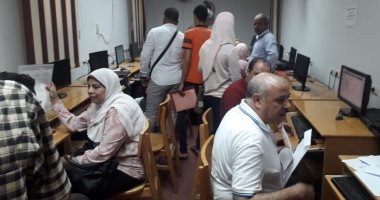 صور.. توافد طلاب المرحلة الأولى على مكاتب التنسيق بجامعة أسيوط لتسجيل الرغبات