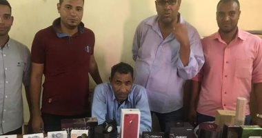 جمارك قسطل بأسوان تحبط محاولة تهريب أجهزة تصنت وسماعات.. صور