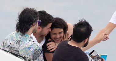 شاهد بريانكا شوبرا تحتفل بعيد ميلادها الـ 37 فى البحر مع نيك جوناس