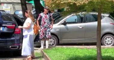 بن ناصر نجم الجزائر يصل ميلان بأزياء غريبة للكشف الطبى.. فيديو