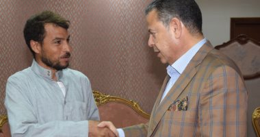 محافظ بنى سويف يصرف 10 آلاف جنيه إعانة عاجلة لمواطن وطالب جامعى