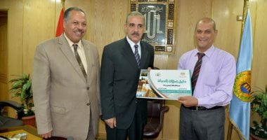 صور .. محافظ أسيوط يتسلم أول أطلس لأراضى أملاك الدولة لمركز أبوتيج