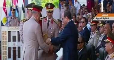 مدير الكلية الحربية يهدى الرئيس السيسى المصحف الشريف