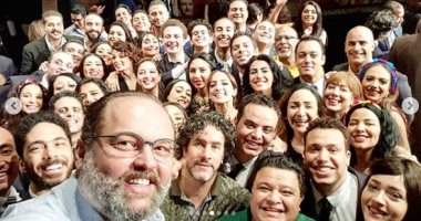 محمد محمود عبد العزيز يحضر مسرحية" سينما مصر".. ويوجه رسالة لخالد جلال 