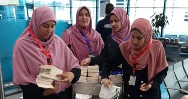 صور.. وعاظ وواعظات الأزهر يواصلون حملات التوعية بمناسك الحج داخل المطارات