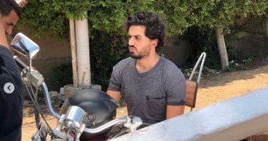 صور.. إسلام جمال بالموتوسكل فى أول يوم تصوير "بلا دليل"