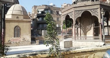 صور .. الآثار تزيل القمامة حول ضريح سليمان باشا الفرنساوى بمعاونة الأهالى