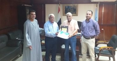 صور..مدير التأمين الصحى بالأقصر يكرم رئيس مدينة إسنا لدعمه مبادرة 100 مليون صحة