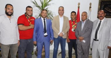 صور.. محافظ سوهاج يكرم أبطال أفريقيا للقوة ومصارعة الذراعين 