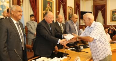 محافظ القاهرة يوزع تأشيرات حجاج الجمعيات الأهلية و100 سماعة أذن لضعاف السمع