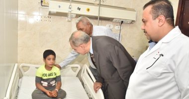 صور.. محافظ أسيوط يزور المصابين بحالات تسمم فى مستشفى الإيمان العام