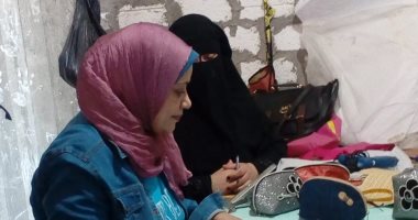 صور.. جامعة قناة السويس تنظم تدريبًا لسيدات عزبة الصفيح الأكثر فقرًا لإنتاج الملابس