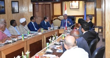 المحافظ يجتمع بمجلس نادى أسوان لدعم مسيرته بالدورى الممتاز.. صور