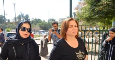 إلهام شاهين وميرفت أمين ودلال عبد العزيز يشاركن فى جنازة والدة يسرا