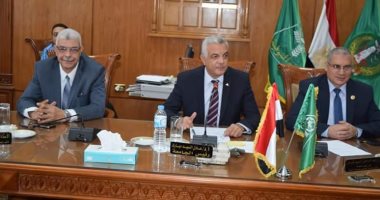 رئيس جامعة المنوفية يناقش مع عمداء الكليات مسابقة الأفضل بالأنشطة الطلابية