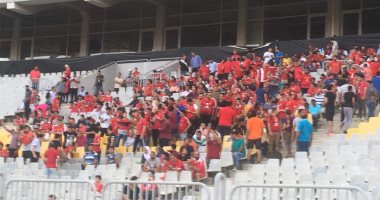 صور .. جمهور الاهلى فى مدرجات برج العرب استعدادا لمباراة المقاولون العرب 