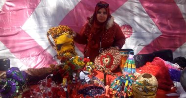 منال بنت الوادى الجديد.. فنانة ترسم لوحاتها بالملح والقهوة "صور"