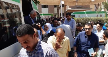 محافظ الجيزة يتفقد قافلة طبية بمنطقة وردان ويفتتح وحدة علاج طبيعى