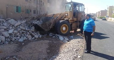 صور.. رئيس مدينة غارب يتابع على رفع المخلفات والرتش بعمارات الـ 608 