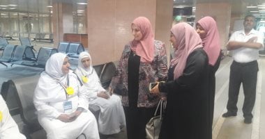 صور.. انتشار واعظات الازهر بمطار الأقصر لشرح المناسك للحجاج